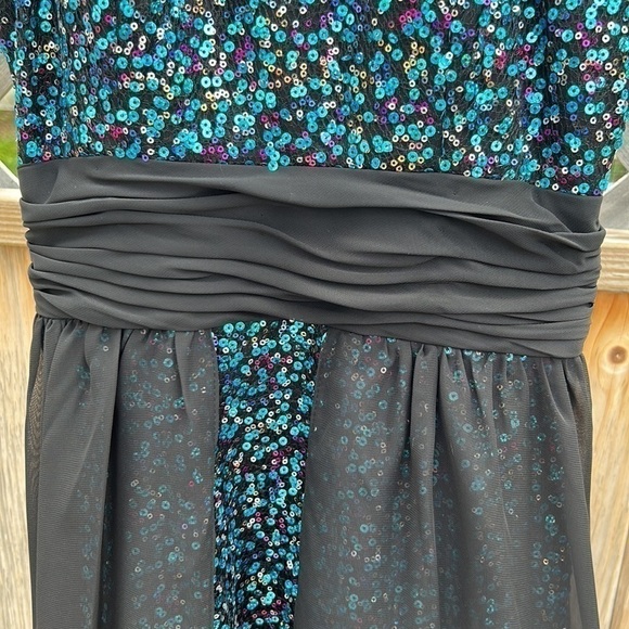 Hailey Logan for Adrianna Papell Sequined Mini With Cascading Overlay Size 3/4 - Picture 3 of 8